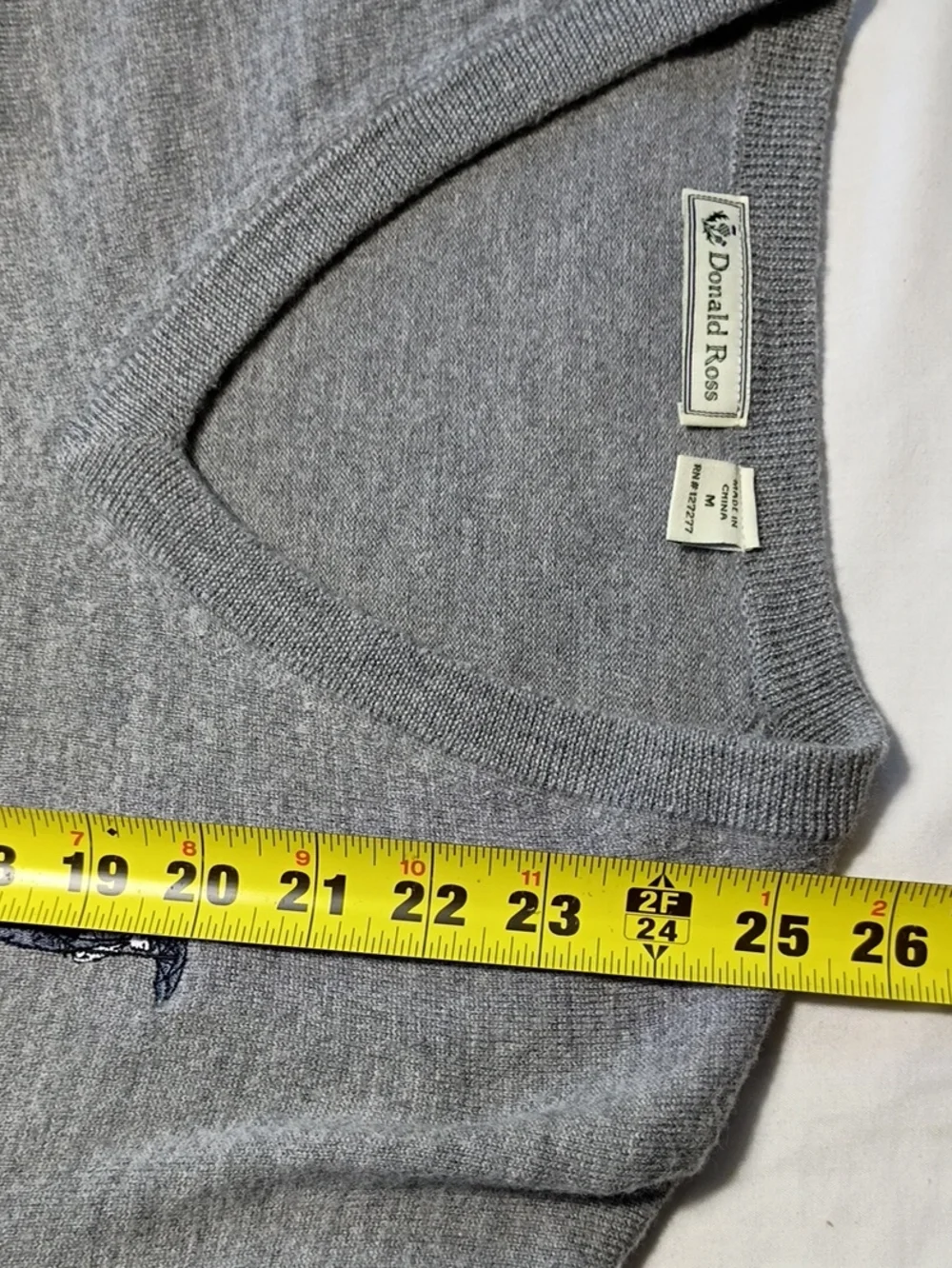 EUC Donald Ross Mens Medium Gray Golf V Neck Marino Wool Pullover Sweater Logo